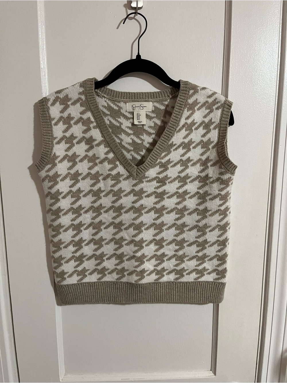 Jessica Simpson Beige and White Houndstooth V-Neck Sweater Vest